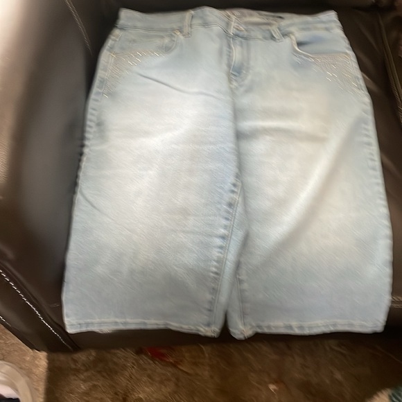 Style and Co Bermuda shorts - Picture 2 of 4